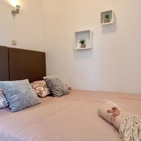 In With Terrace, Air Condition, Wifi, Washing Machine Apartment